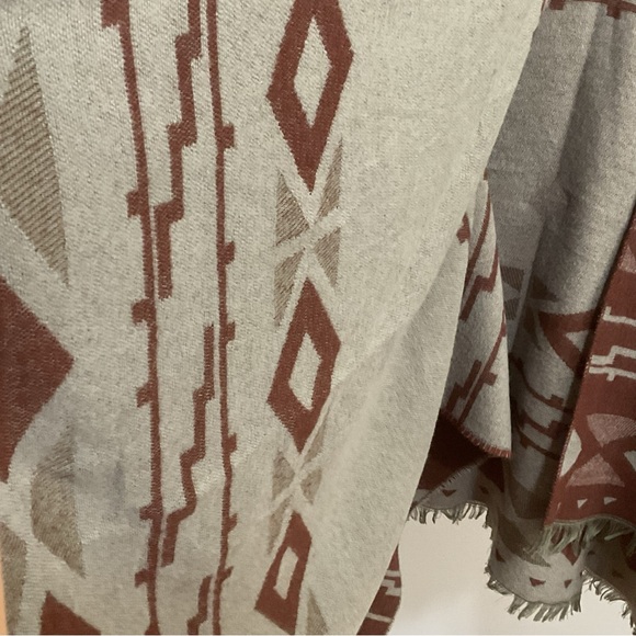 Geometric Patterned wrap - Picture 3 of 3